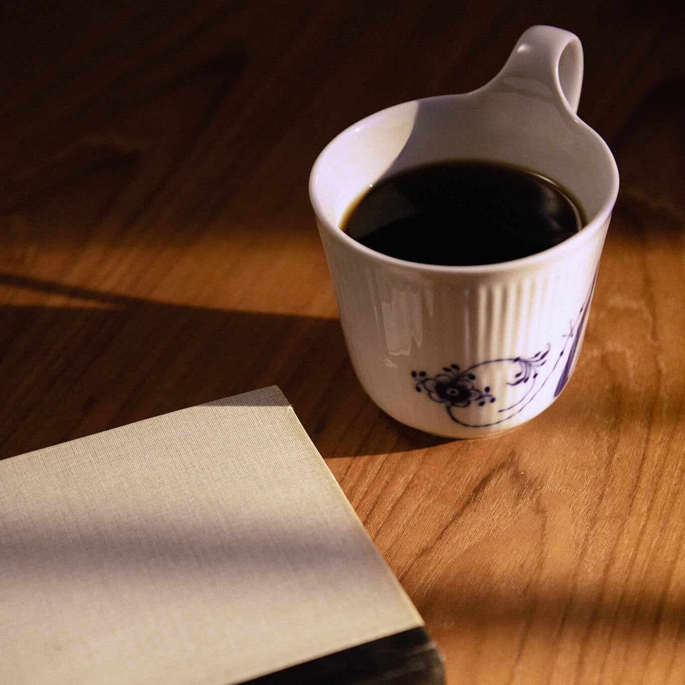 Kaffe og bog på bord