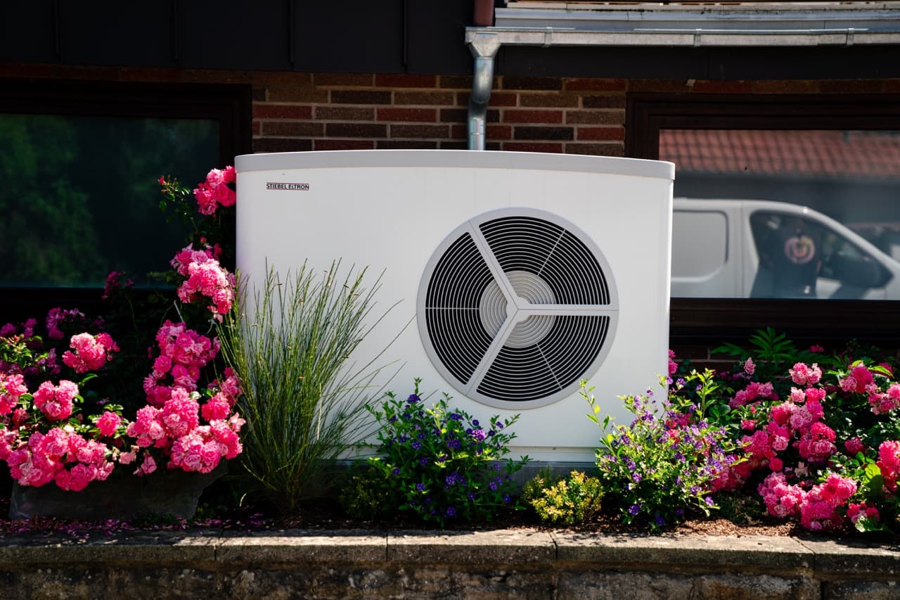 Billede af familie i indkørsel