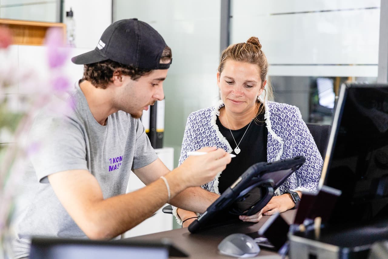 Nærbillede af solceller på hustag i lyst vejr