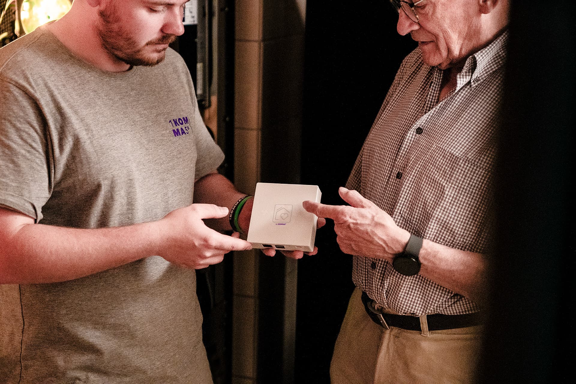 mand forklarer heartbeat til kunde