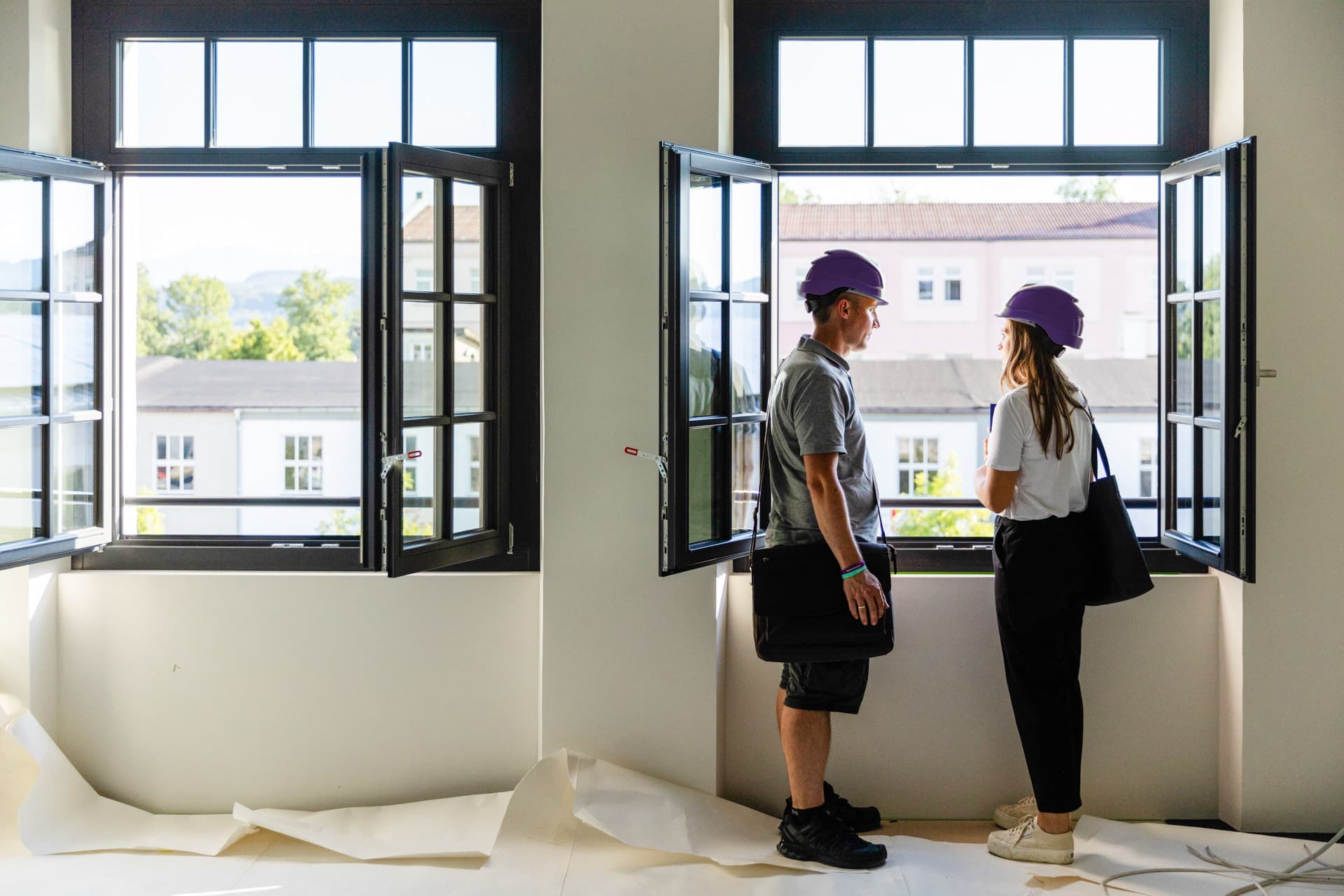 1KOMMA5° medarbejder fremviser showroom til kunde