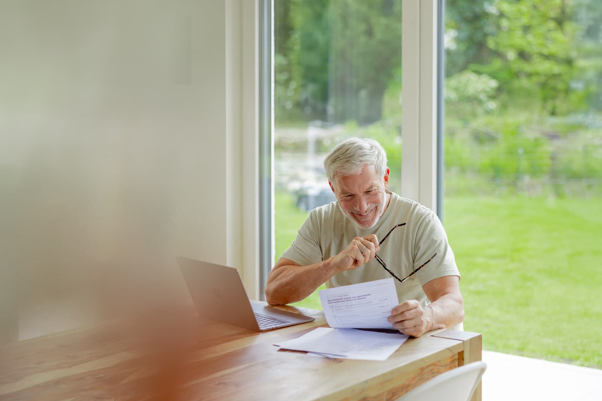 Solceller på hustag i lyst vejr