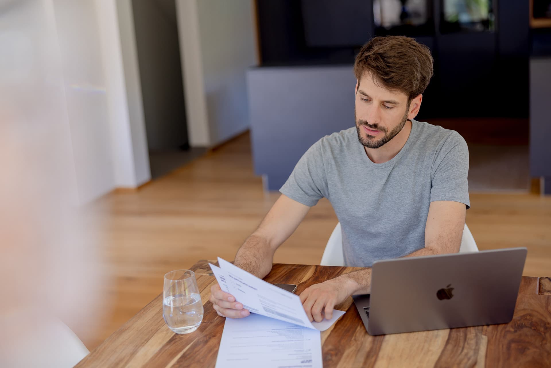 Mand i vindue med sollys i ansigtet